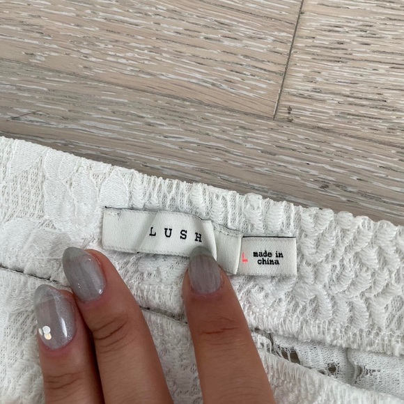 White pants with a see-through and floral design - Picture 4 of 5